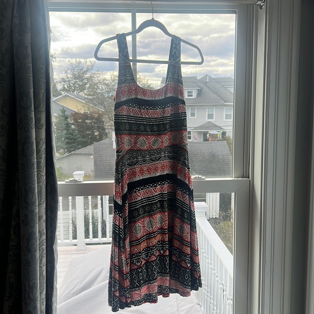 Mid length sleeveless pattern dress